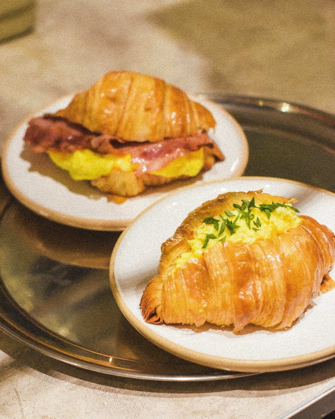 Croissants salados servidos en Kafein